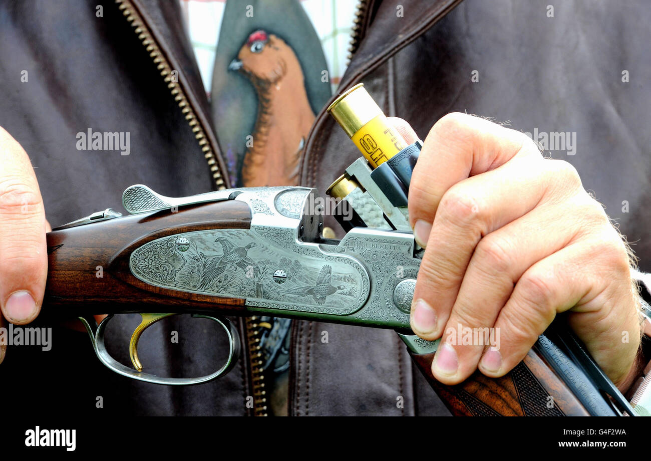 Eine Nahaufnahme einer Schrotflinte auf dem glorreichen 12. Im Wald von Bowland an der Grenze zu North Yorkshire und Lancashire, ein Shooting, das traditionell den Beginn der Jagdsaison der Birkhühner signalisiert. Stockfoto