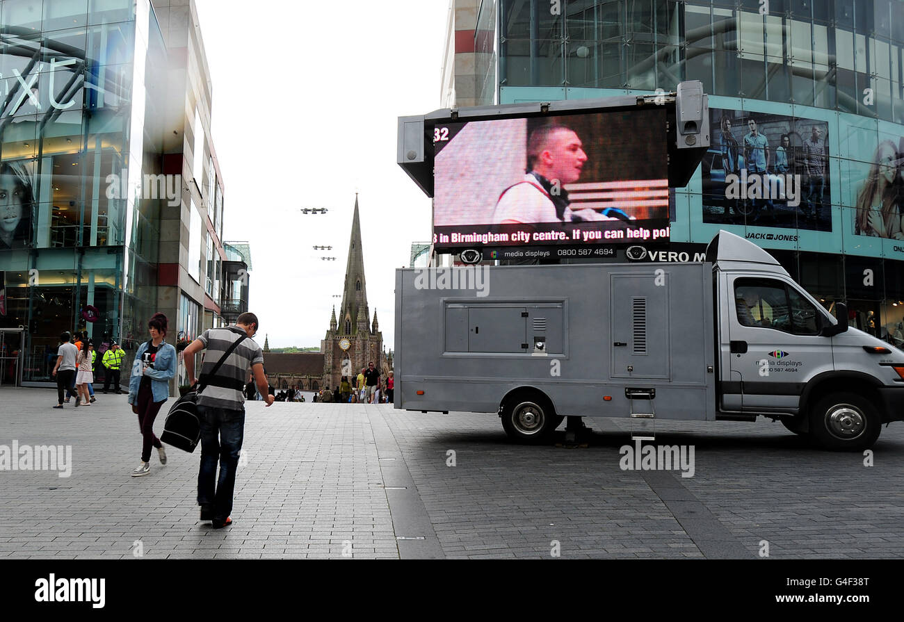 Die Polizei von West Midlands appelliert an die Öffentlichkeit, indem sie vor dem Bull Ring in Birmingham Bilder von mutmaßlichen Randalierern zeigt. Stockfoto