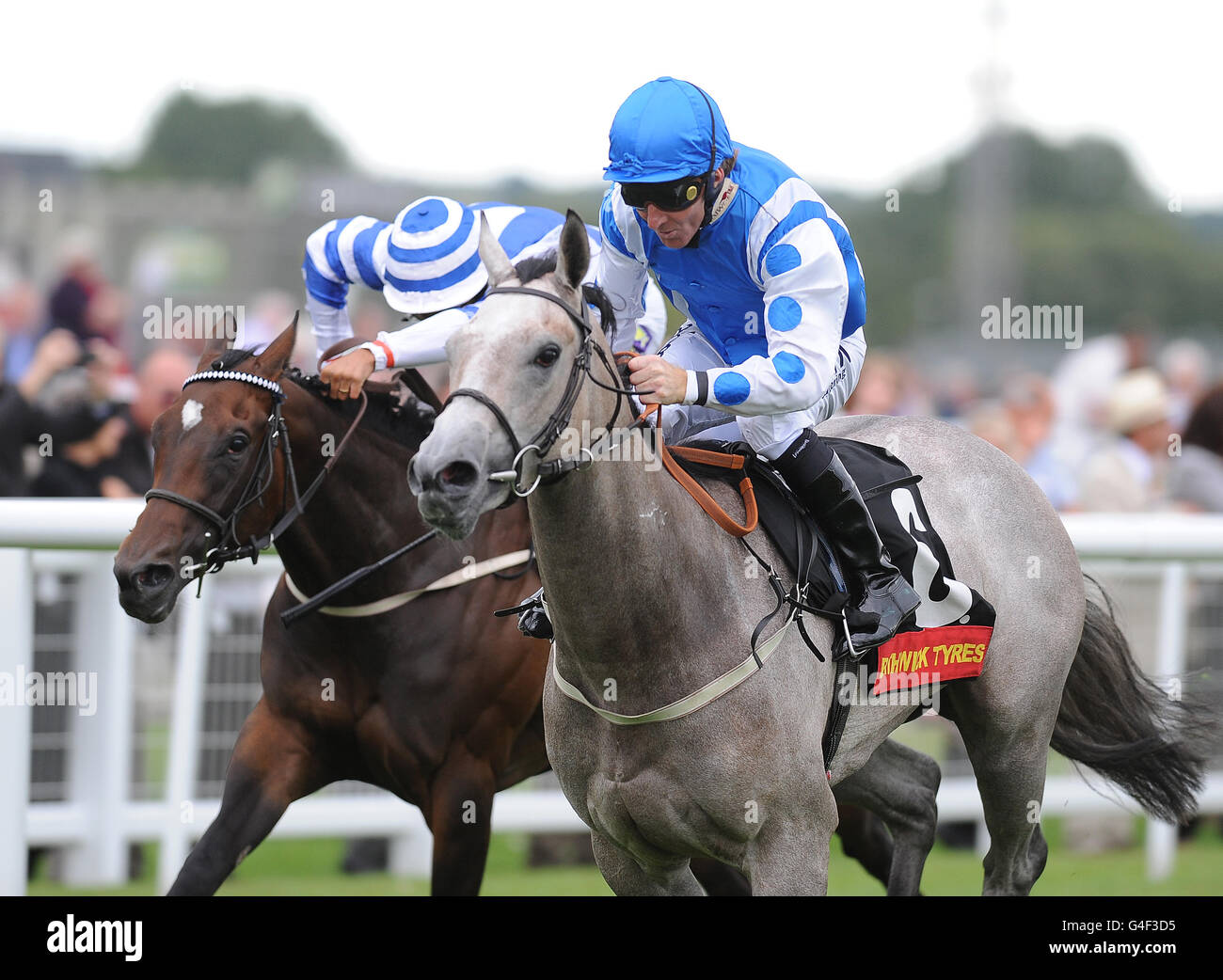 Pferderennen - Newbury Racecourse. Kohala mit Jimmy Fortune (rechts)-Gewinnern der Bathwick Tyres St Hugh's Stakes (Liste der Fohlen) Stockfoto