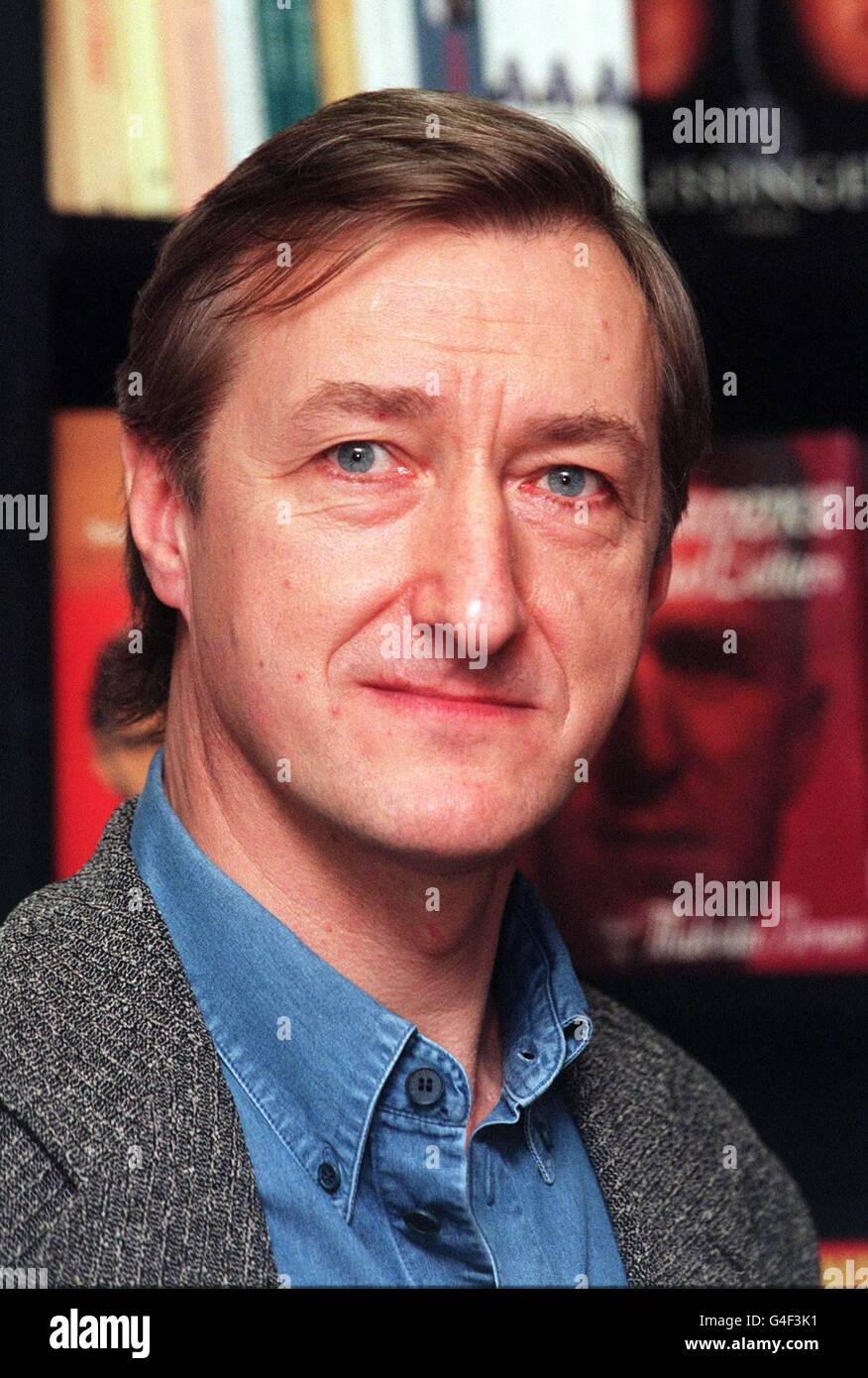 Der Romanautor Julian Barnes, der für den diesjährigen Booker Prize in die Shortlist aufgenommen wurde, für England, England, heute (Dienstag) bei Hatchards in Piccadilly, London. Der Gewinner des Booker Prize 21,000 wird heute bekannt gegeben. Foto von Michael Crabtree. Siehe PA Story ARTS Booker. Stockfoto