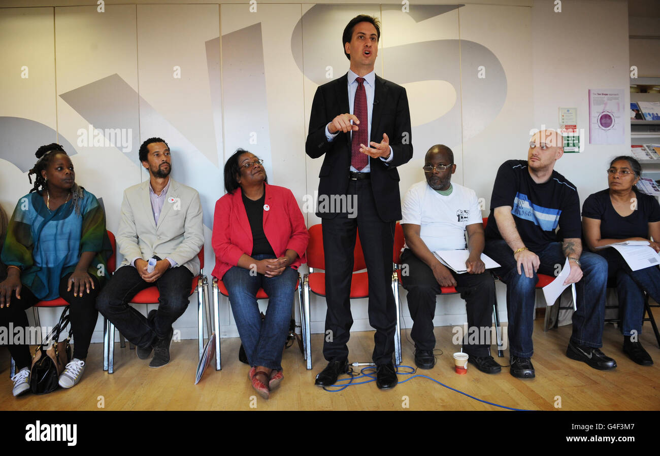 Der Arbeitsleiter Ed Miliband (Mitte) und der Abgeordnete von Diane Abbott für Hackney North und Stoke Newington (3. Links) treffen sich heute bei einem Besuch in Hackney, Ost-London, mit Gemeindeführern und Freiwilligen, wo er lokale Menschen traf und die jüngsten Unruhen in England diskutierte. Stockfoto