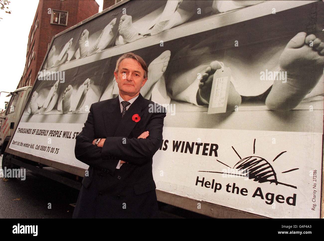 Michael Lake, Generaldirektor von Help the Aged, startet die Winter Heat and Eat-Kampagne der Wohltätigkeitsorganisation mit einem knallharten Poster mit Leichen auf einer Leichenplatte. Zwei nationale Zeitungen haben sich geweigert, die Werbung zu tragen und behaupten, sie sei geschmacklich schlecht. Siehe PA Geschichte SOCIAL Morgue. Foto von Tony Harris/PA Stockfoto