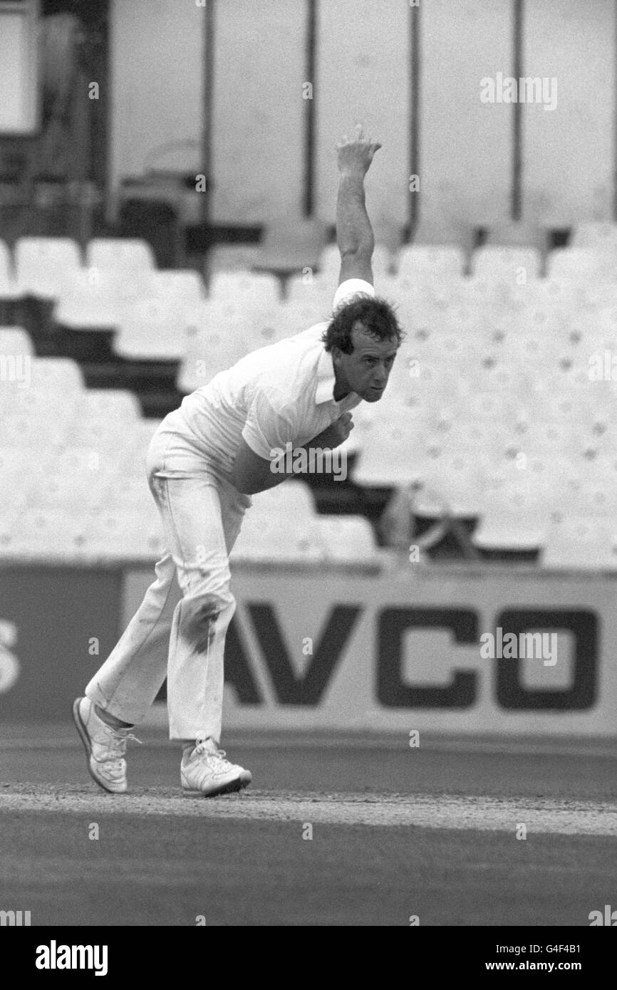 Cricket - John Player Special League 1986 - Middlesex gegen Surrey - Kennington Oval. Simon Hughes Bowling für Middlesex auf dem Weg zu Zahlen von 33 läuft für 3 Wickets. Stockfoto