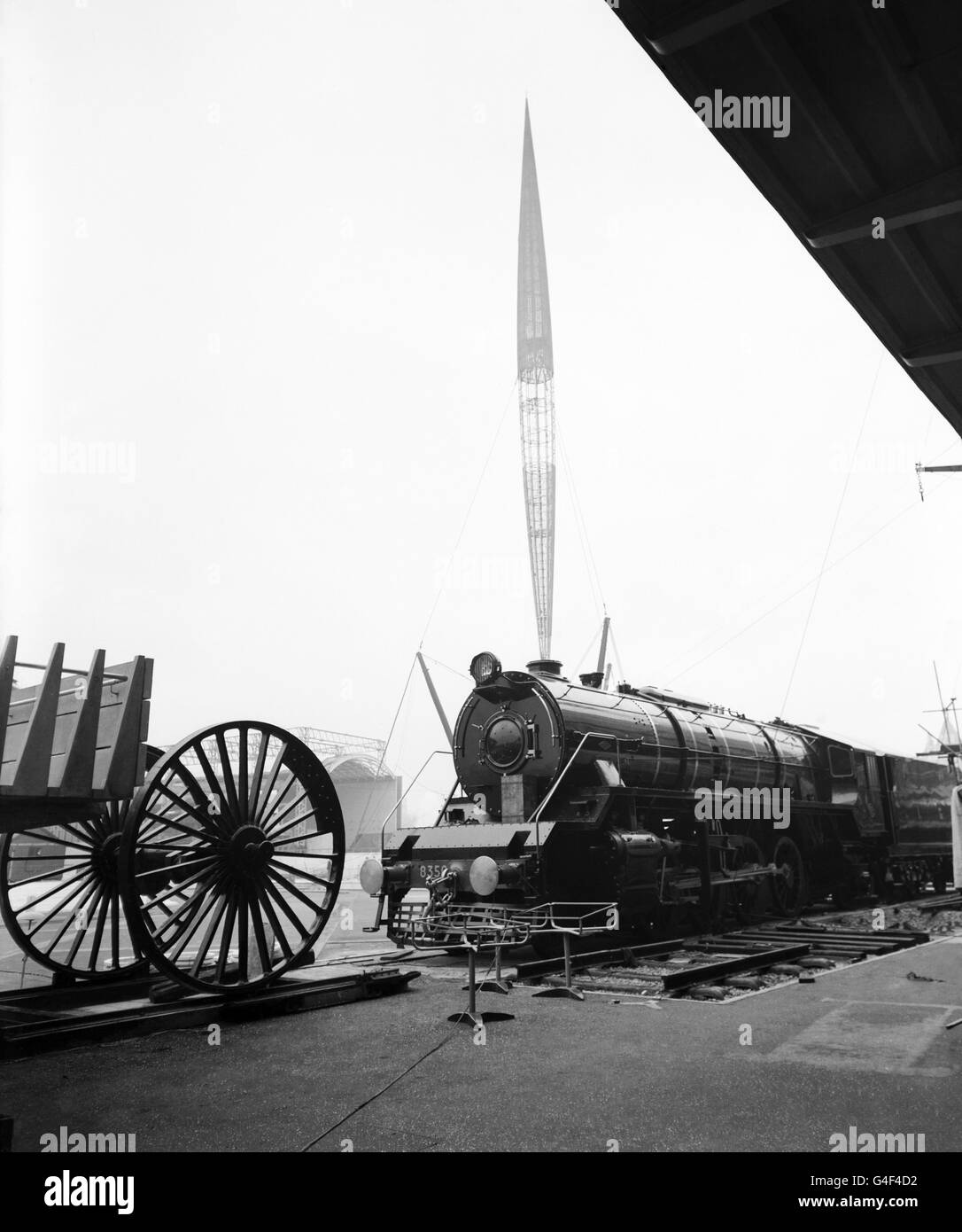 Finger der Zukunft, der Skylon rears über seine erdgebundenen begleitenden Brunnen und eine riesige Lokomotive in dieser Festival of Britain Preview auf dem South Bank Exhibition site. Die Brunnen, die zum ersten Mal vollständig getestet wurden, flankieren die Basis des 290 Meter hohen Skylon. Die 173-Tonnen-Lokomotive wurde in Glasgow für die Indian Government Railways gebaut und wird auf der Ausstellung gezeigt, bevor sie nach Übersee geht. Stockfoto