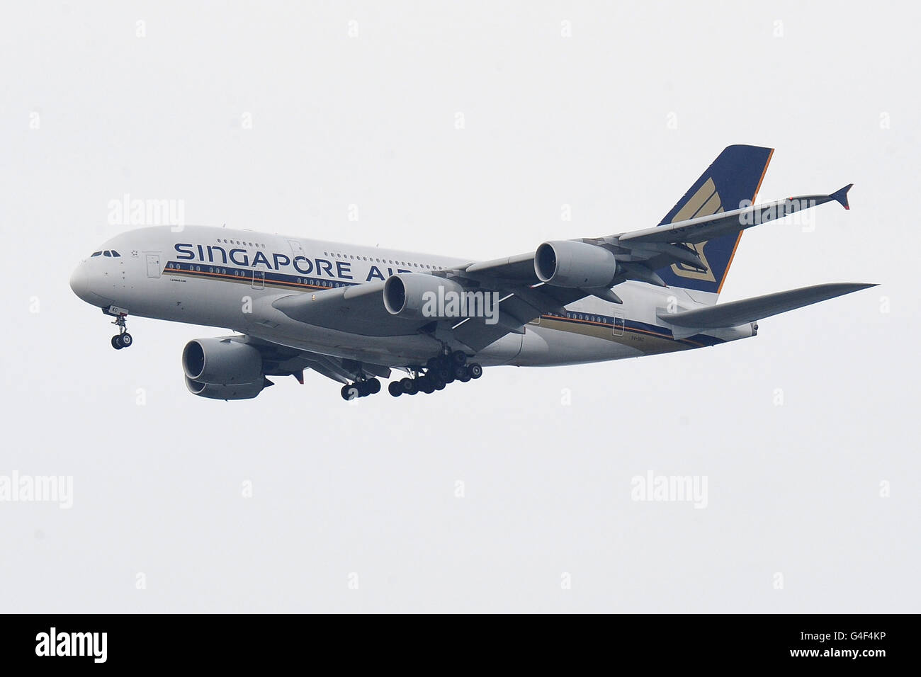 Rugby Union - J.P. Morgan Premiership Rugby 7 Series - Finale - Twickenham Stoop. Ein Airbus A380-841 von Singapore Airlines hebt vom nahe gelegenen Flughafen Heathrow ab Stockfoto
