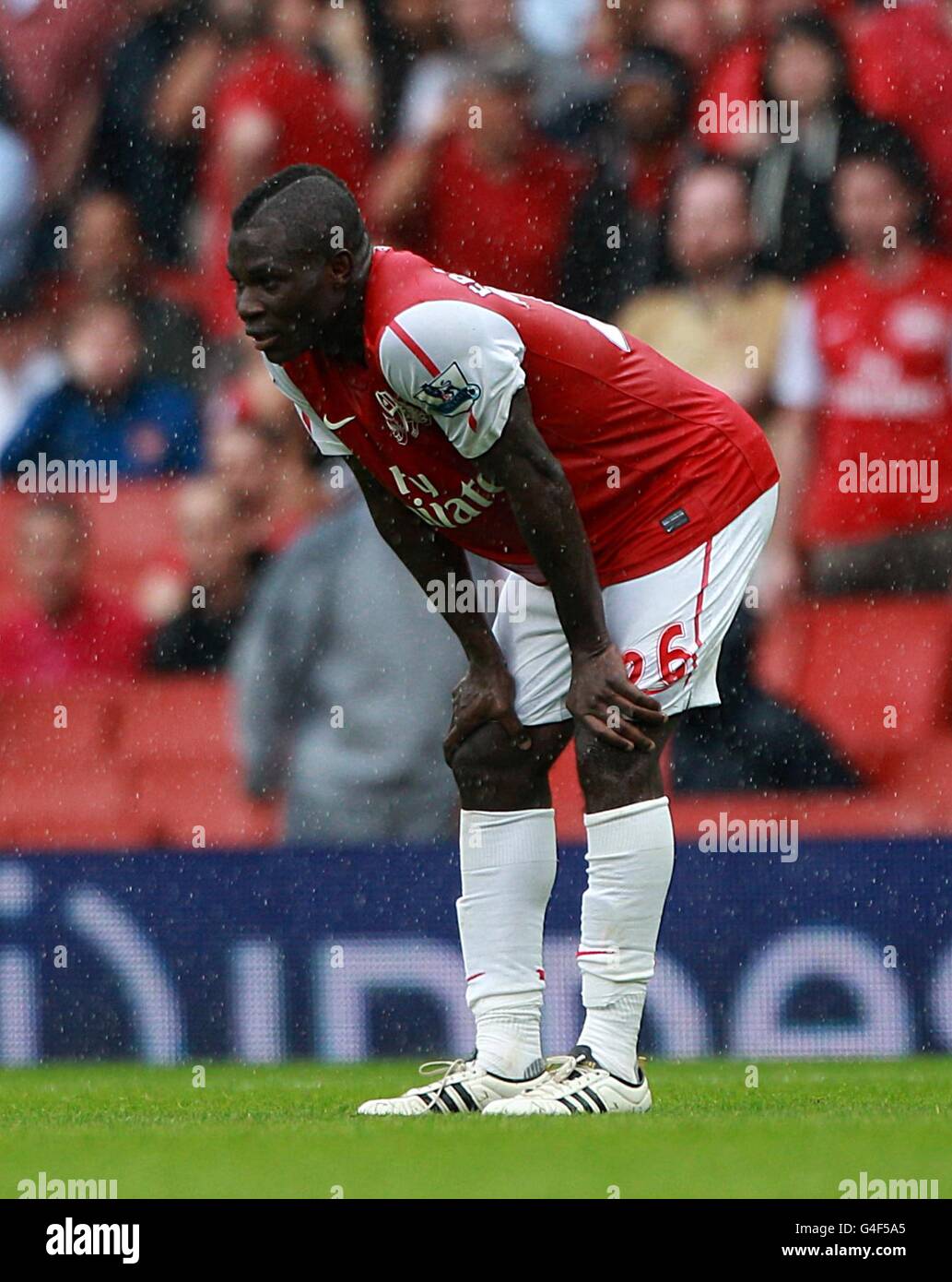 Fußball - Barclays Premier League - Arsenal gegen Liverpool - Emirates Stadium. Emmanuel Frimpong von Arsenal ist nach seiner Absendung niedergeschlagen Stockfoto