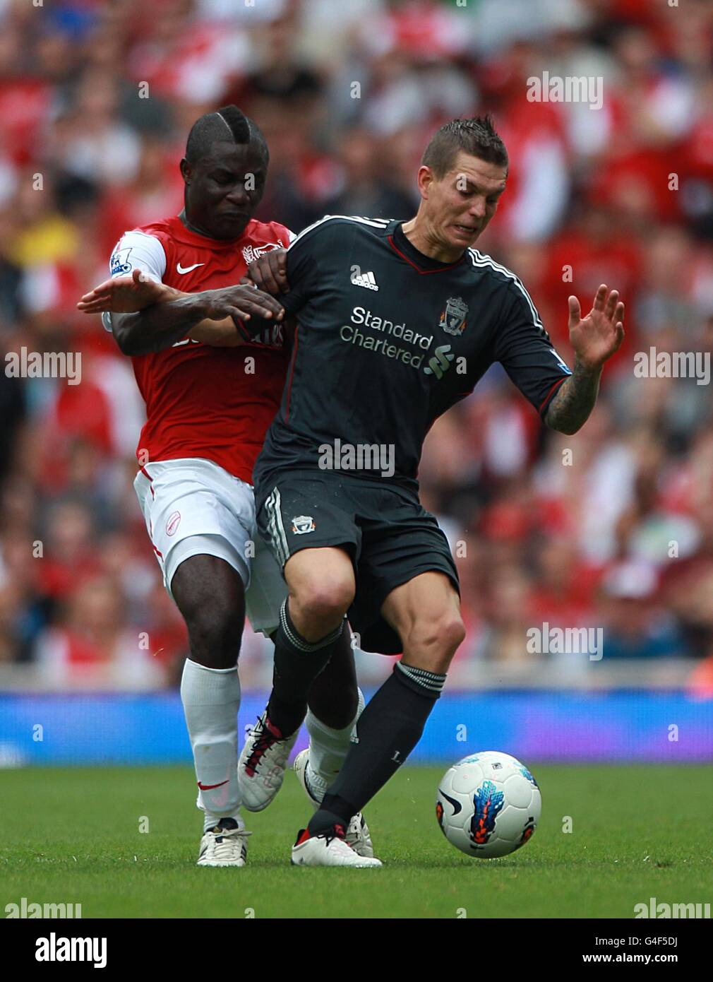 Fußball - Barclays Premier League - Arsenal gegen Liverpool - Emirates Stadium. Emmanuel Frimpong von Arsenal (links) und Daniel Agger von Liverpool kämpfen um den Ball Stockfoto