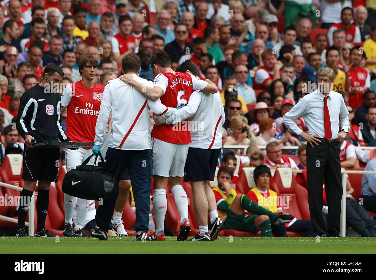 Fußball - Barclays Premier League - Arsenal gegen Liverpool - Emirates Stadium. Arsenals Manager Arsene Wenger (rechts) sieht zu, als Laurent Koscielny verletzt abgesetzt wird Stockfoto
