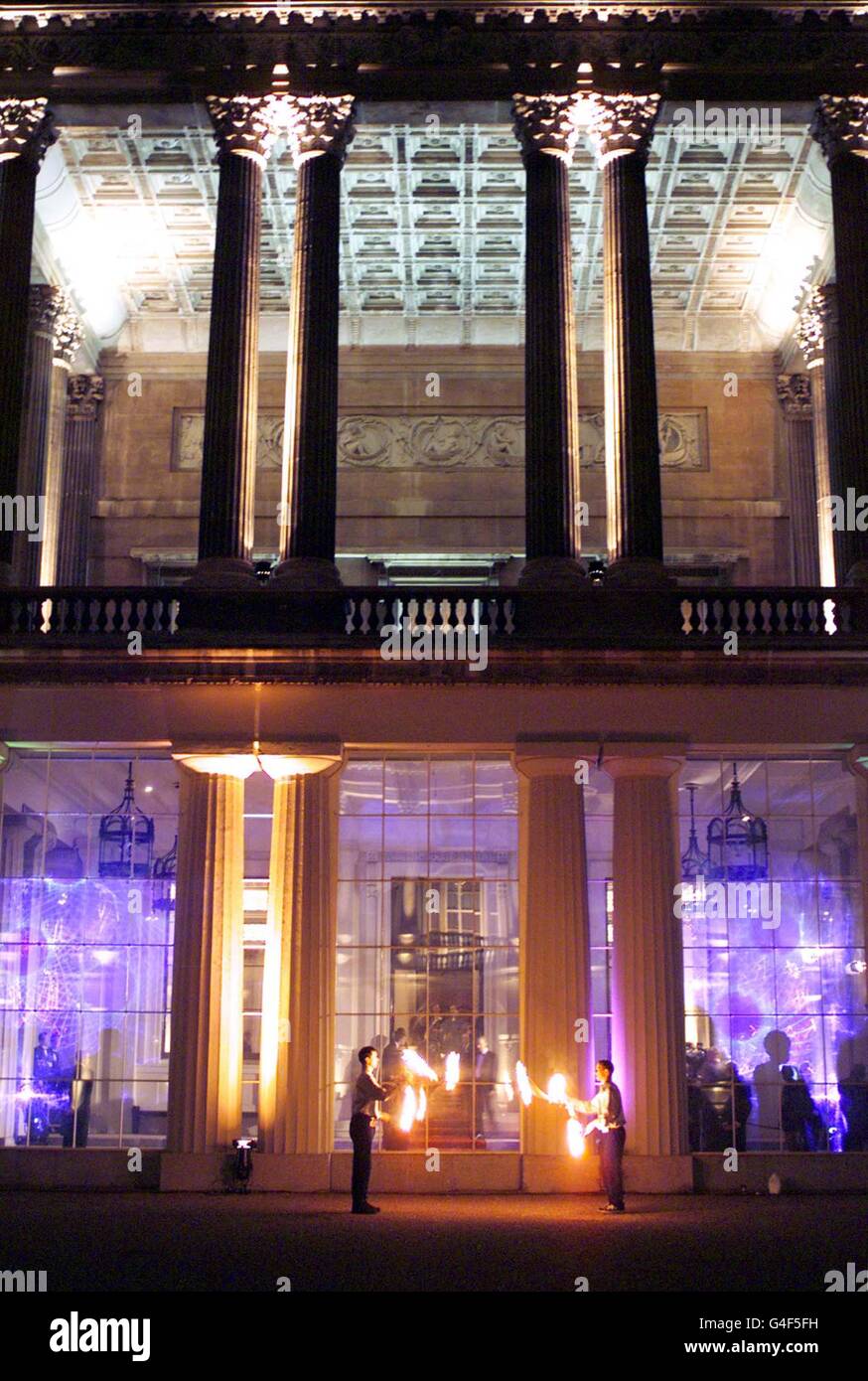 Am Eingang treten Feuerfresser auf, wenn Gäste heute Abend (Freitag) am Buckingham Palace ankommen. Die Königin veranstaltete eine Party für Hunderte von Gästen im Palace, um den 50. Geburtstag des Prinzen von Wales zu feiern. PA-Fotos (Reuters Rota) Stockfoto