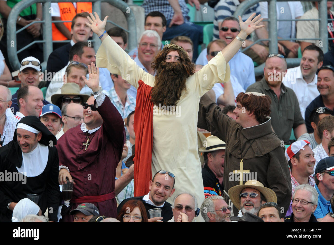 Cricket - npower Vierter Test - Tag zwei - England gegen Indien - das Kia Oval. Fans, die als religiöse Figuren verkleidet sind, jubeln auf ihrer Seite auf den Tribünen Stockfoto