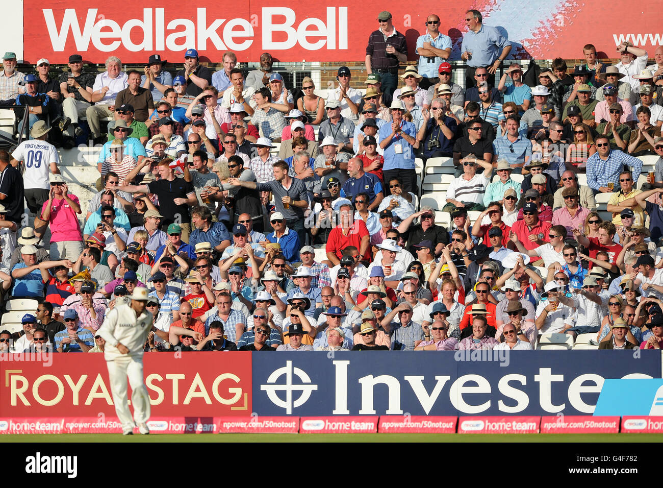 Cricket - npower Vierter Test - Tag zwei - England gegen Indien - das Kia Oval. Fans schützen ihre Augen vor der Sonne auf den Tribünen Stockfoto