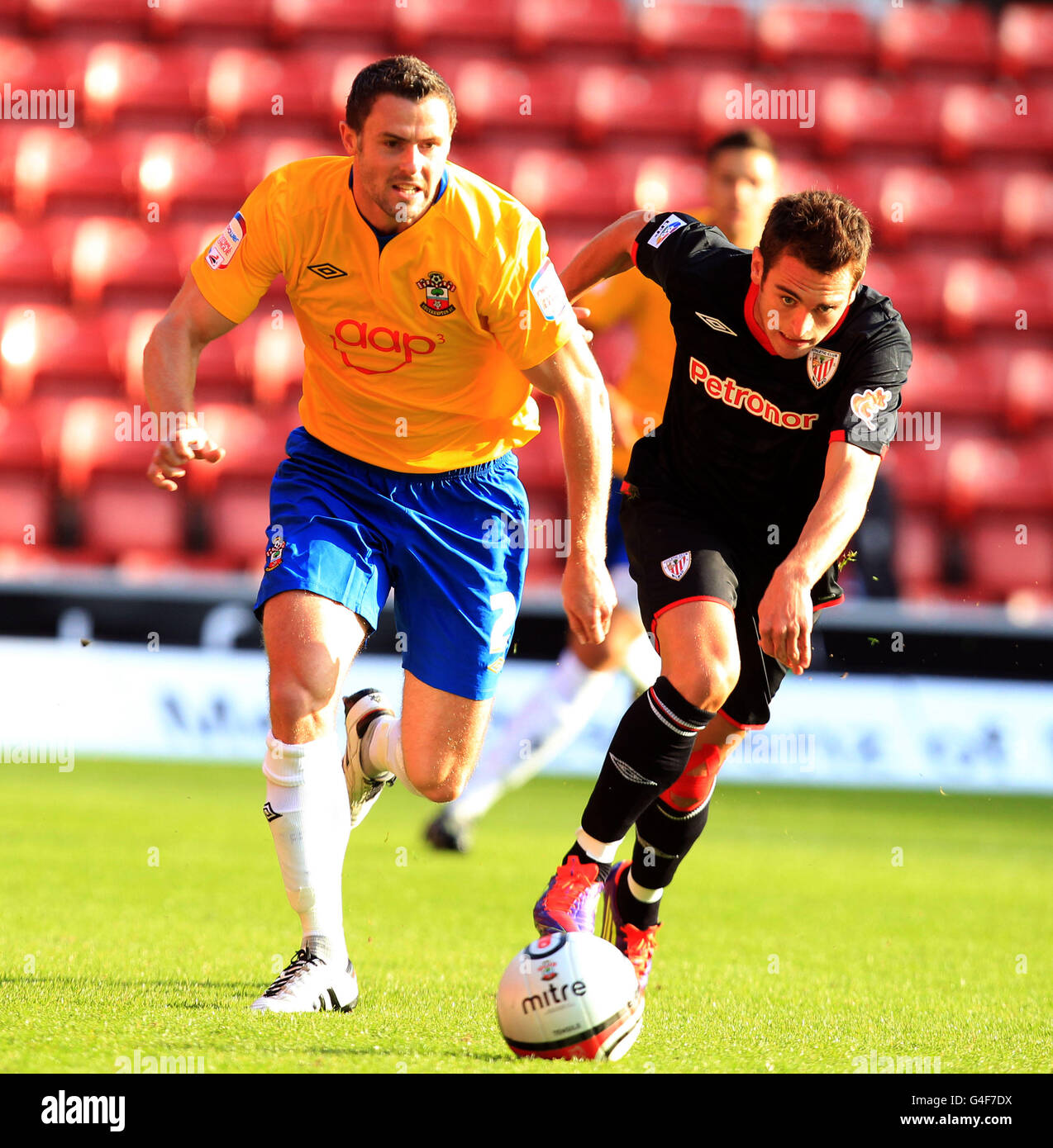 Fußball - Markus Liebherr Memorial Cup 2011 - Southampton / Athletic Bilbao - St Mary's Stadium. Frazer Richardson aus Southampton und Ibai Gomez aus Athletic Bilbao (rechts) Stockfoto