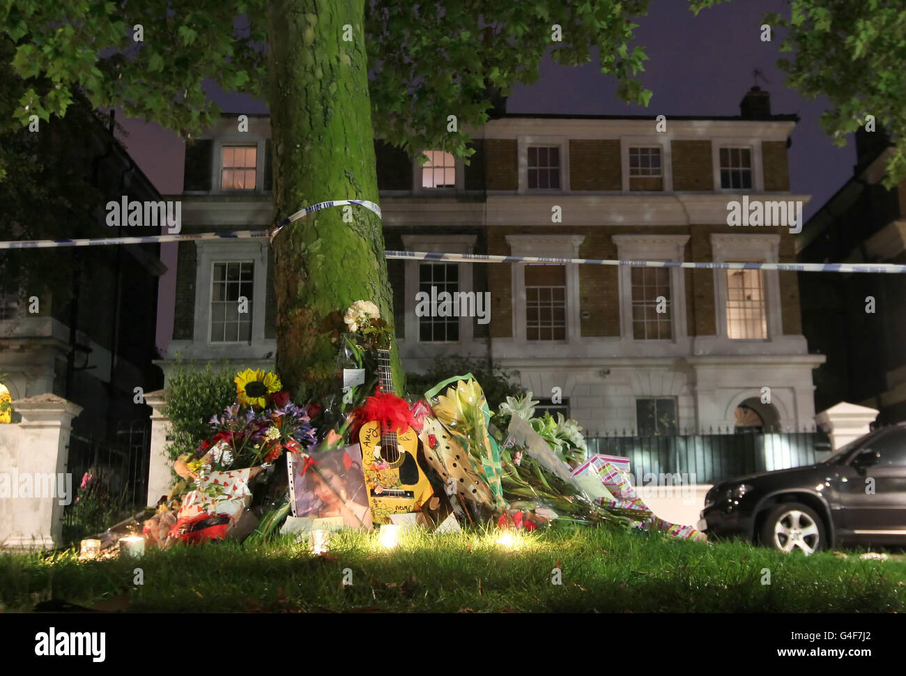 Florale Tribute wurden vor dem Haus der Sängerin Amy Winehouse am Camden Square im Norden Londons hinterlassen, wo die Sängerin tot aufgefunden wurde. Stockfoto