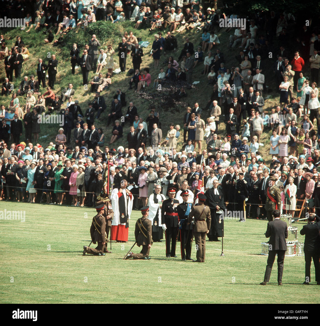 PRINZ CHARLES IN UNIFORM ALS KOMMANDOCHEF, DER DEM KÖNIGLICHEN REGIMENT VON WALES BEI DER EINWEIHUNGSZEREMONIE AUF SCHLOSS CARDIFF FARBEN ÜBERREICHT. ER WIRD BEI SEINER INVESTITUR ALS PRINZ VON WALES IN CAERNARFON UNTER DEM ERMIN SEINES RANGES DIESELBE UNIFORM TRAGEN Stockfoto