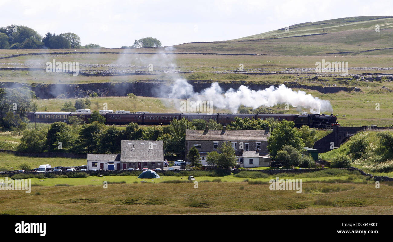 Die Waverley Dampfeisenbahn dampft mit der Settle-Carlisle Railway durch North Yorkshire. Stockfoto