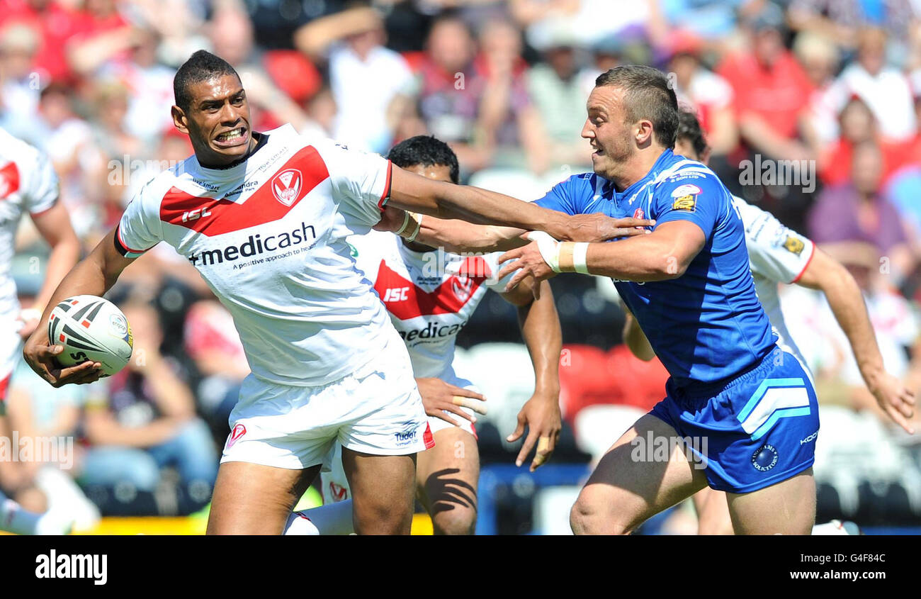 Rugby League - 2011 Carnegie Challenge Cup - Viertelfinale - St Helens V Hull - Stobart Stadium. St. Helens Leon Pryce wird vom Hull KR's Josh Hodgson (rechts) beim Carnegie Cup Quarter Final Match im Stobart Stadium, Widnes, angegangen. Stockfoto