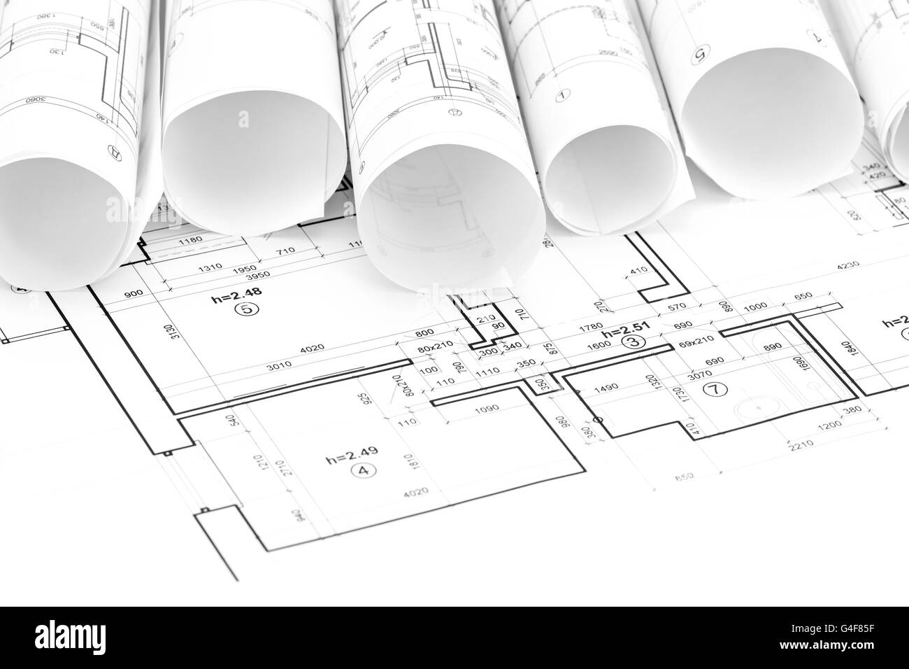 architektonische Blaupause Rollen und Grundrisse auf Schreibtisch Stockfoto