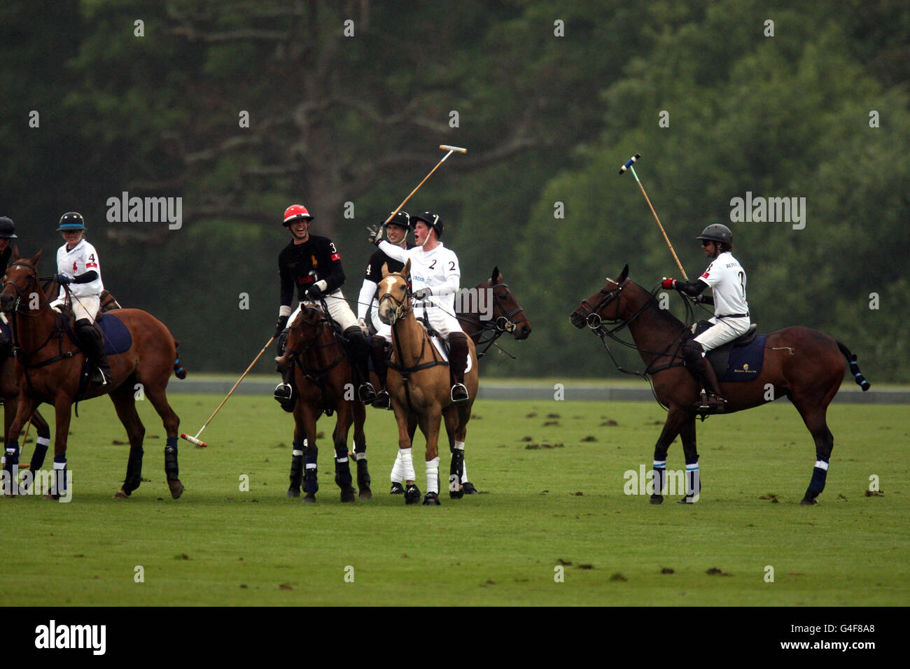 Der Herzog von Cambridge und Prinz Harry (C) spielen im Sentebale Polo Cup. Cowarth Park, Sunninghill, in der Nähe von Ascot Stockfoto