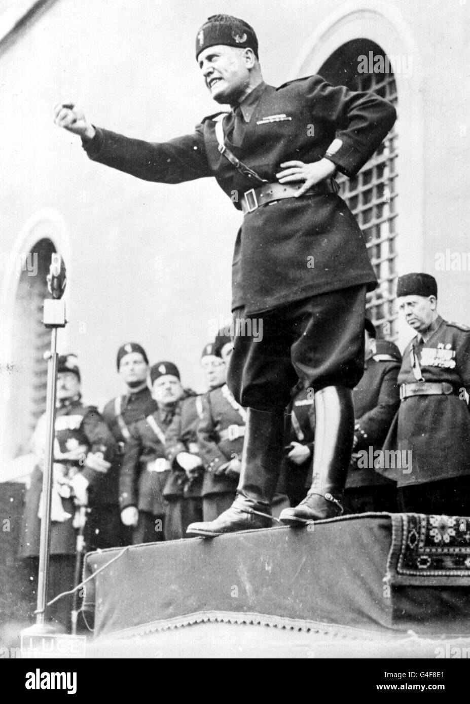 13/09/1943 - AN DIESEM TAG IM Jahr 1943 wird der italienische faschistische Führer Benito Mussolini von deutschen Fallschirmjägern unter dem Kommando von Otto Skorzeny MUSSOLINI aus einem Berggefängnis gerettet: ITALIENISCHE FASCHISTEN SEHEN SICH AN, ALS BENITO MUSSOLINI, "IL DUCE", EINE REDE HÄLT. C1935. Stockfoto