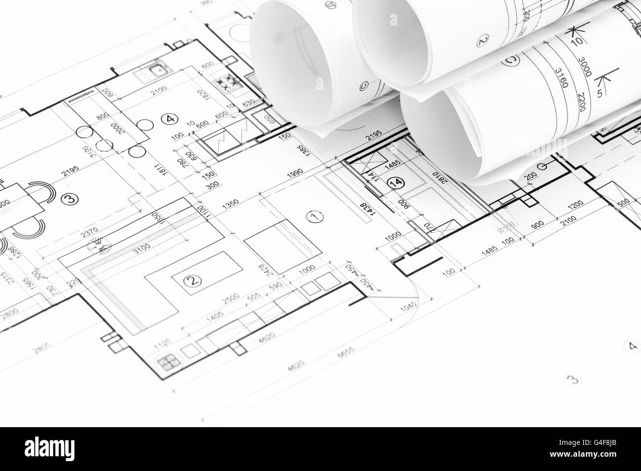 Architekt-Arbeitsbereich mit Blaupause Brötchen und Grundriss Stockfoto