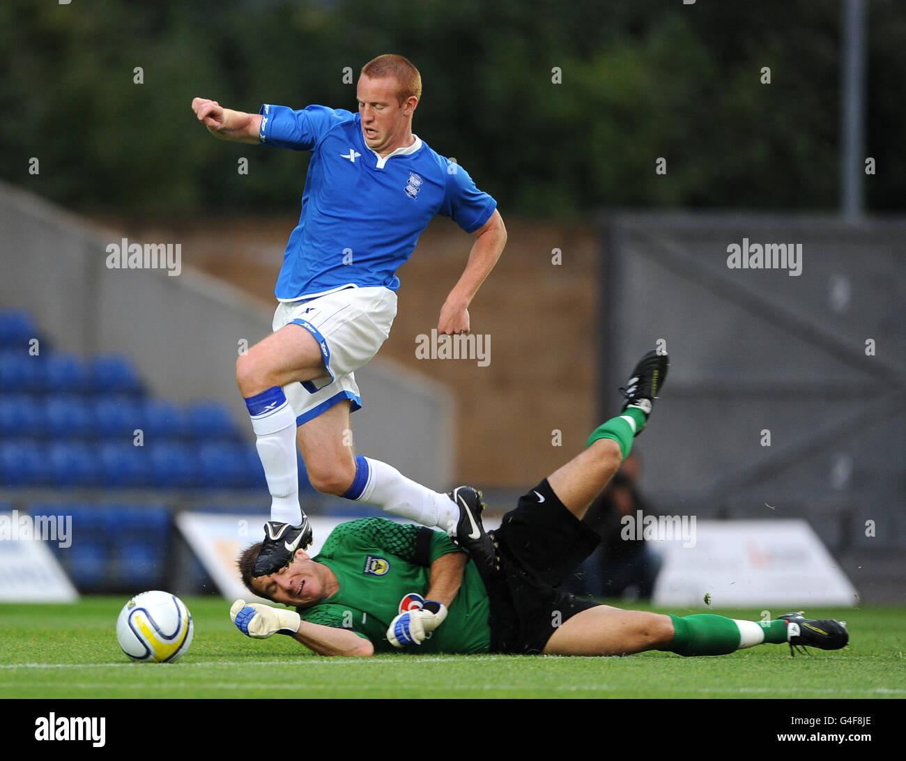 Fußball - vor der Saison freundlich - Oxford United / Birmingham City - das Kassam Stadium. Adam Rooney von Birmingham City schlägt den Torhüter von Oxford United, Ryan Clarke, auf den Ball. Stockfoto