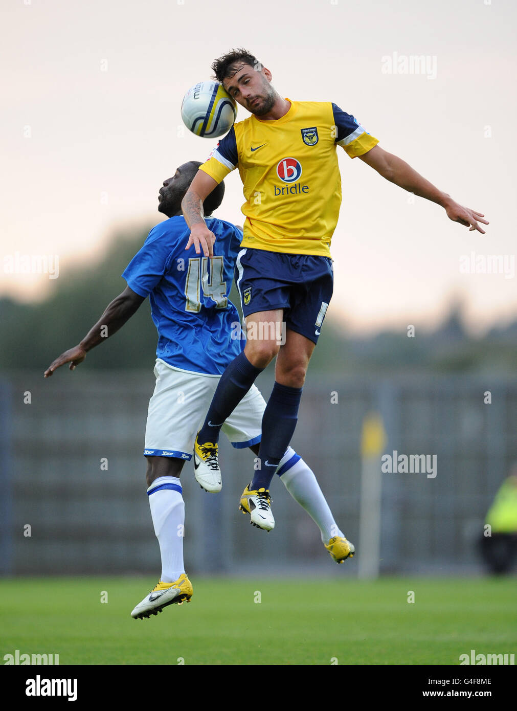 Fußball - vor der Saison freundlich - Oxford United / Birmingham City - das Kassam Stadium. Josh Payne von Oxford United und Morgaro Gomis von Birmingham City. Stockfoto