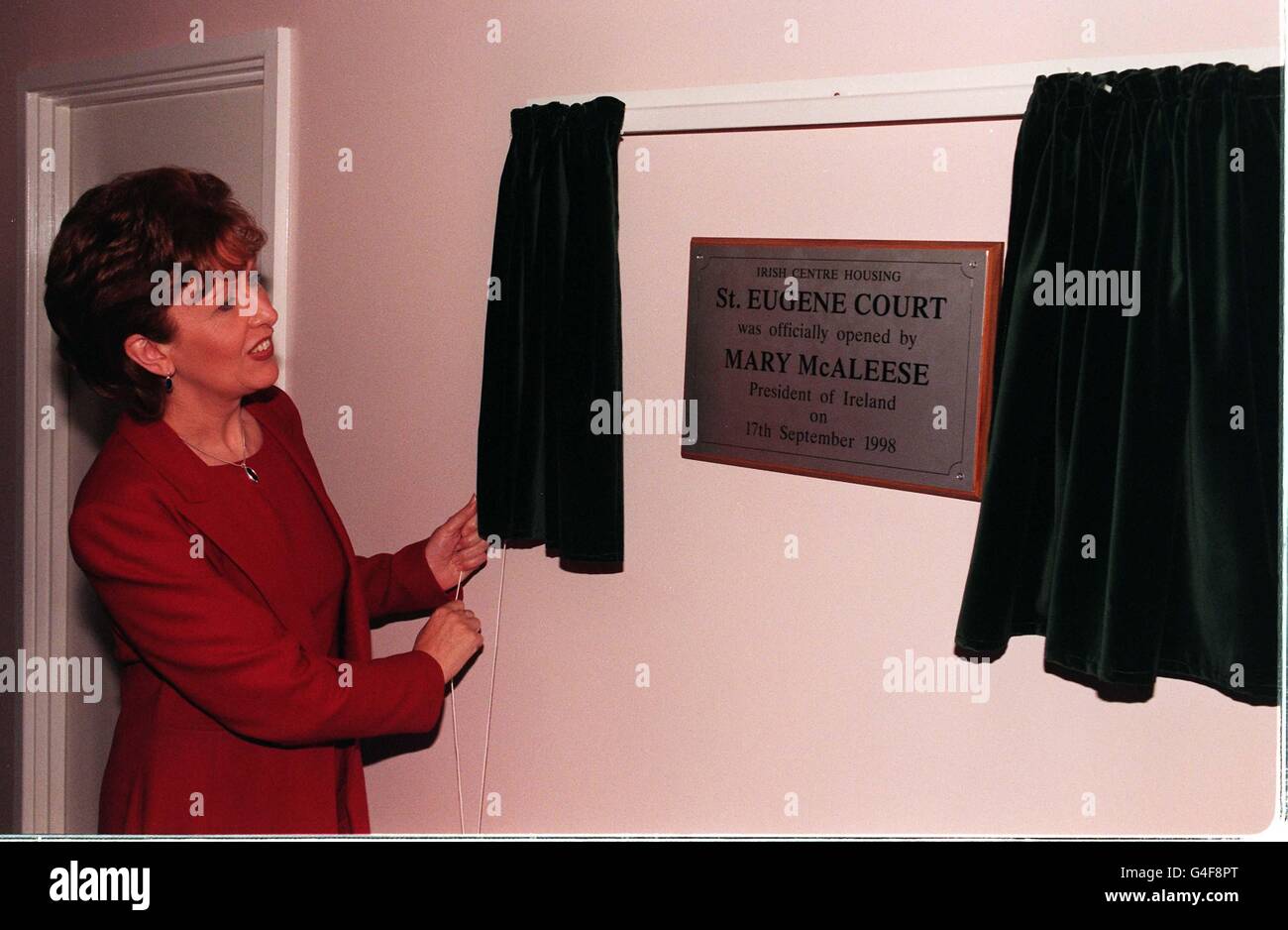 Die irische Präsidentin Mary McAleese eröffnet heute (Donnerstag) in Brent, im Norden Londons, das Irish Centre Housing Project. Foto von John Stillwell. Stockfoto