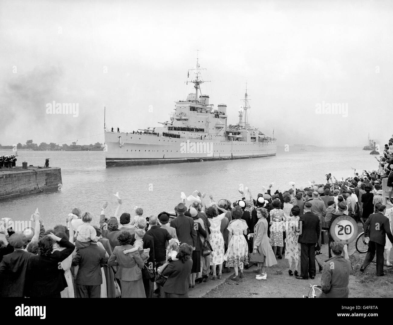 Die Massen am Kai jubelten HMS London, als sie in Chatham ankam. Der Kreuzer wurde durch das chinesische kommunistische Gewehrfeuer im Yangtse-Fluss beschädigt, wo der Kreuzer versuchte, die Fregatte „Amethyst“ zu retten. Stockfoto