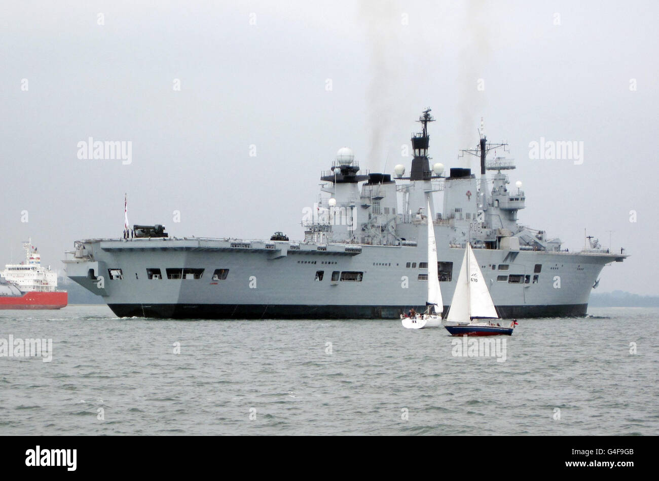 HMS illustre Ankunft in Southampton Wasser vor dem Start des Clipper Round the World Yacht Race, das am Sonntag beginnt, wenn es von den 10 konkurrierenden Yachten auf ihrer einjährigen Reise sehen wird. Stockfoto