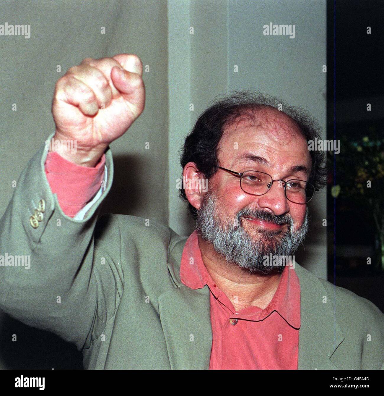 Salman Rushdie schlägt heute (Freitag) bei einer Medienkonferenz in Islington, Nord-London, in die Luft. Herr Rushdie ist frei, in dem Wissen, dass die Bedrohung für sein Leben aufgehoben wurde, sicher zu gehen. Großbritannien und der Iran werden die diplomatischen Beziehungen wieder aufnehmen, nachdem der Iran "Zusicherungen" über das Todesurteil gegen Herrn Rushdie gemacht hat. Foto von John Stillwell/PA Siehe PA Geschichte POLITIK Rushdie. Stockfoto