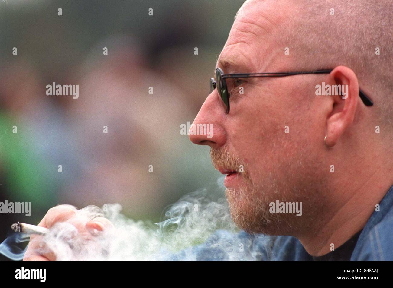 Ein Aktivist für die Legalisierung von Cannabis heute (Samstag) rauchte die Droge offen bei einem Protest im Zentrum von London. Siehe PA Story SOCIAL Cannabis. Foto von Rosie Hallam/PA Stockfoto