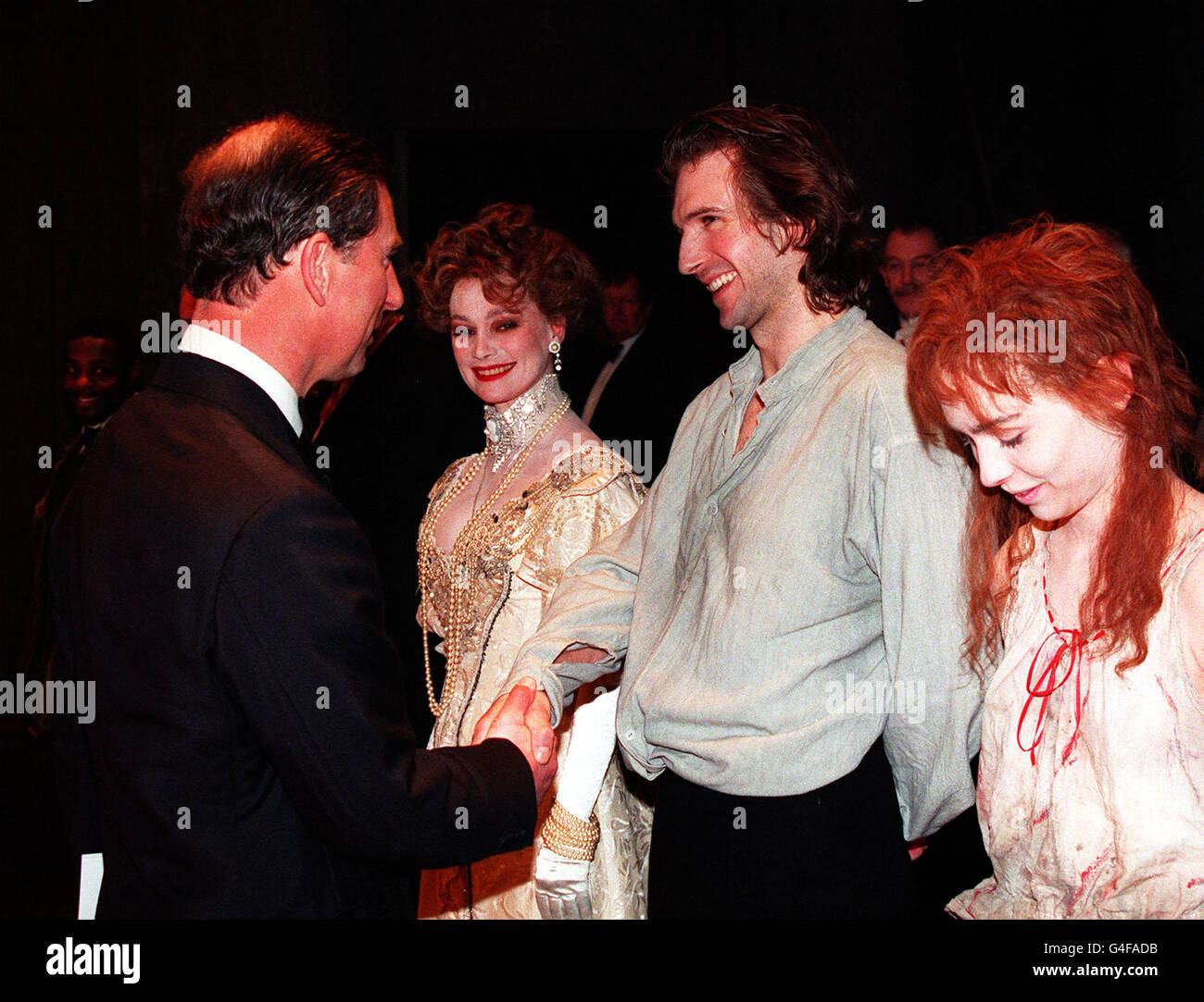 PRINZ CHARLES TRIFFT RALPH FIENNES Stockfoto