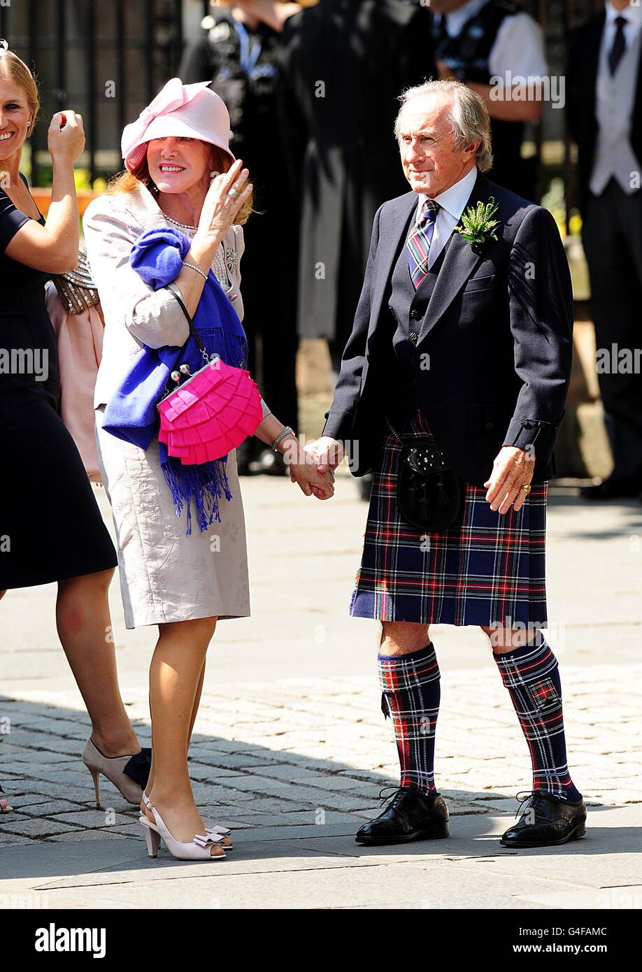 Jackie Stewart und Frau Helen kommen zur Hochzeit von Zara Phillips und Mike Tindall. Stockfoto