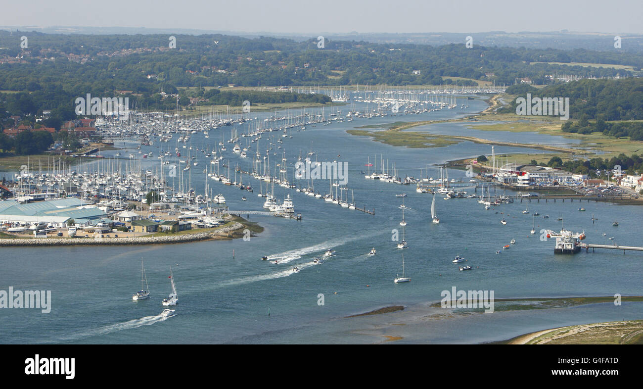 Eine allgemeine Ansicht des Hamble Flusses in der Nähe von Southampton, Hampshire zeigt Hamble Marina auf der linken Seite und Warsash auf der rechten Seite. Stockfoto