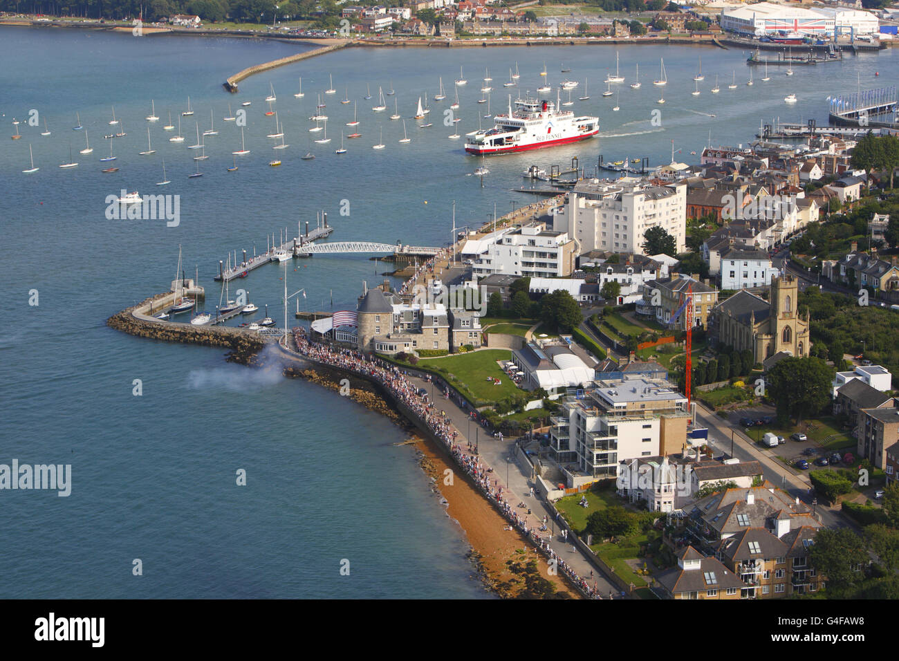 Ein allgemeiner Blick auf die Küste von Cowes auf der Isle of Wight, einschließlich des Royal Yacht Squadron (Zentrum) und der Red Funnel Autofähre. Stockfoto