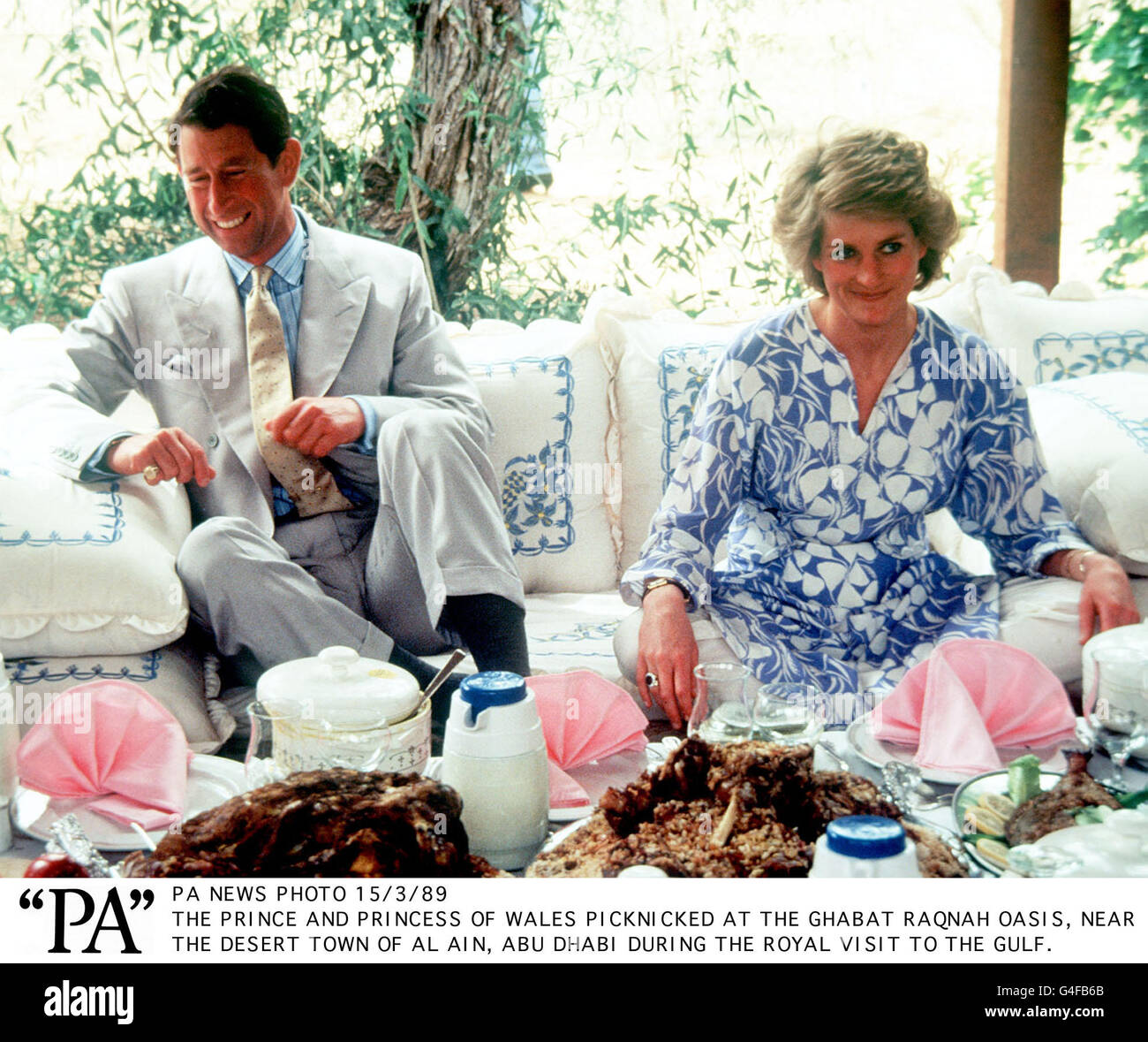 PA NEWS PHOTO 15/3/89 DER PRINZ UND DIE PRINZESSIN VON WALES PICKNICKELTEN IN DER GHABAT RAQNAH OASE, IN DER NÄHE DER WÜSTENSTADT AL AIN, ABU DHABI WÄHREND DES KÖNIGLICHEN BESUCHS AM GOLF Stockfoto