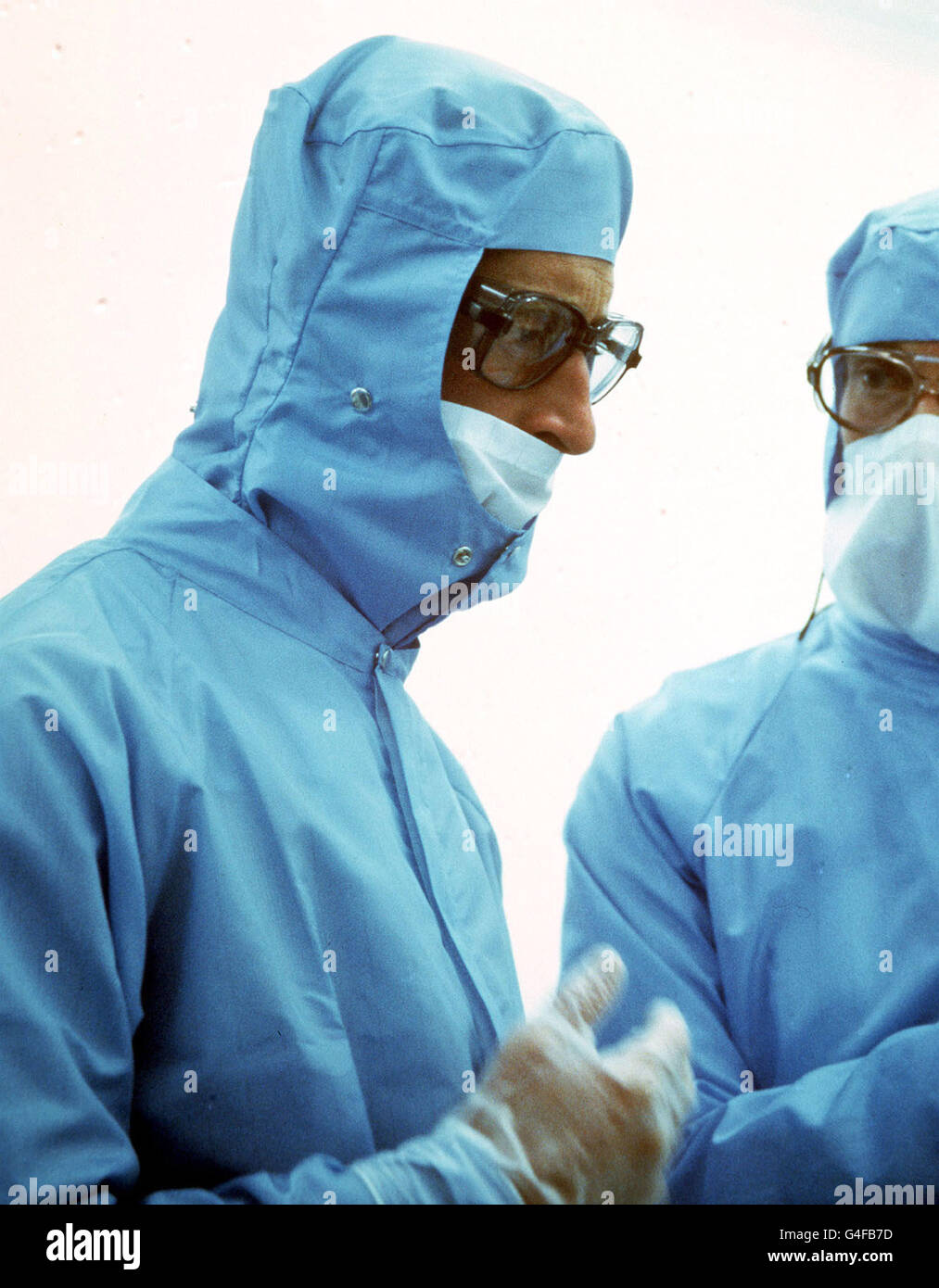 PA-NEWS-FOTO 05.05.87 DER PRINZ VON WALES ZOG EINEN KOPF-BIS-FUß-KUNSTSTOFF-ANZUG, WENN ER GROßBRITANNIENS MODERNSTE MICRO-CHIP-FABRIK ERÖFFNET. ER TOURTE PLESSEY 52 MILLIONEN PFUND-NEUBAU AM ROBOROUGH, IN DER NÄHE VON PLYMOUTH, DEVON Stockfoto