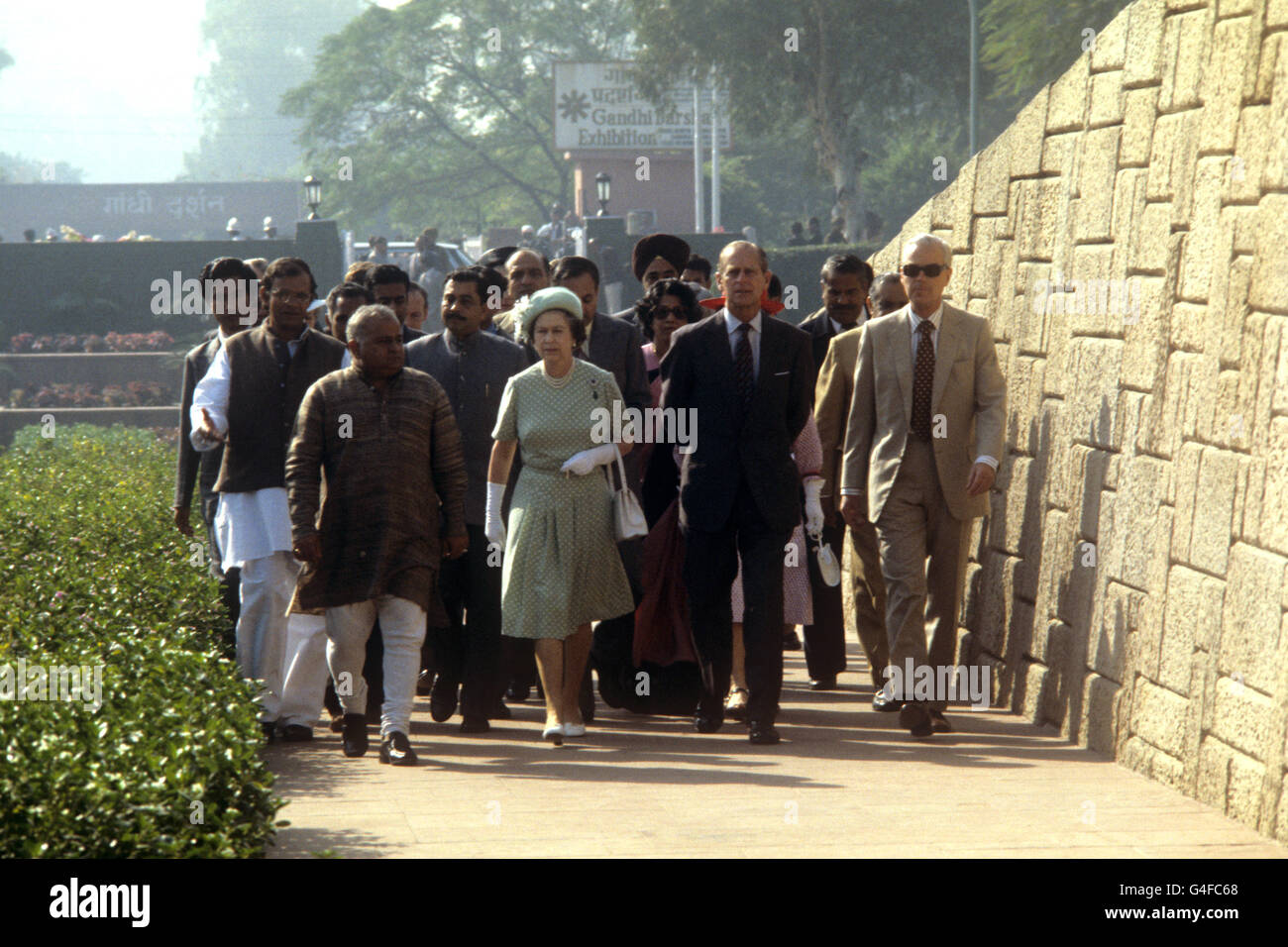 Die Königin und der Herzog von Edinburgh kommen am Mahatma Gandhi Denkmal in Raj Ghat, Delhi. Stockfoto