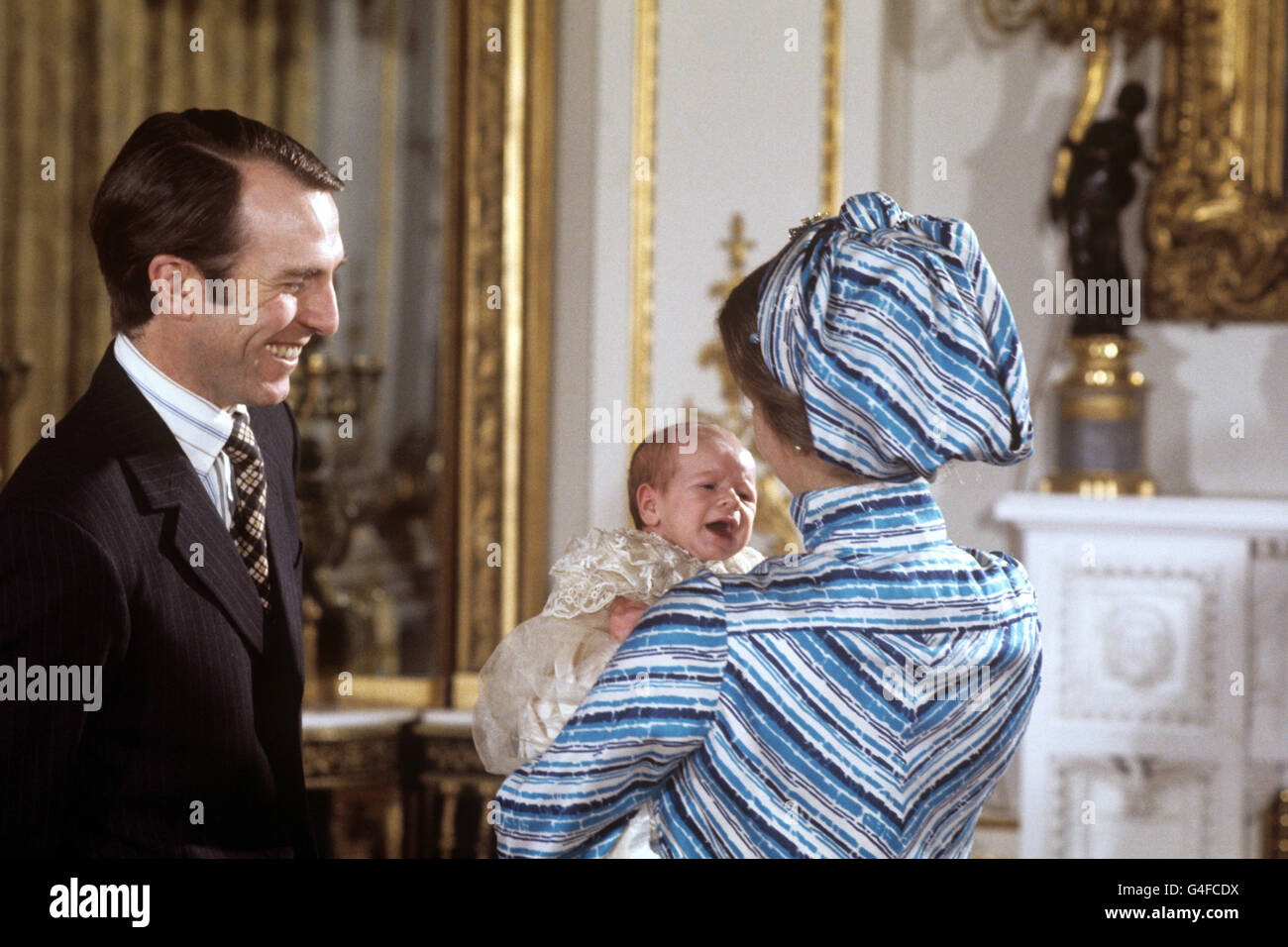 PA NEWS PHOTO 22/12/77 PRINZESSIN ANNE UND MARK PHILLIPS MIT IHREM 37 TAGE ALTEN SOHN, MEISTER PETER MARK ANDREW, IM BUCKINGHAM PALACE, NACH SEINER TAUFE. Stockfoto