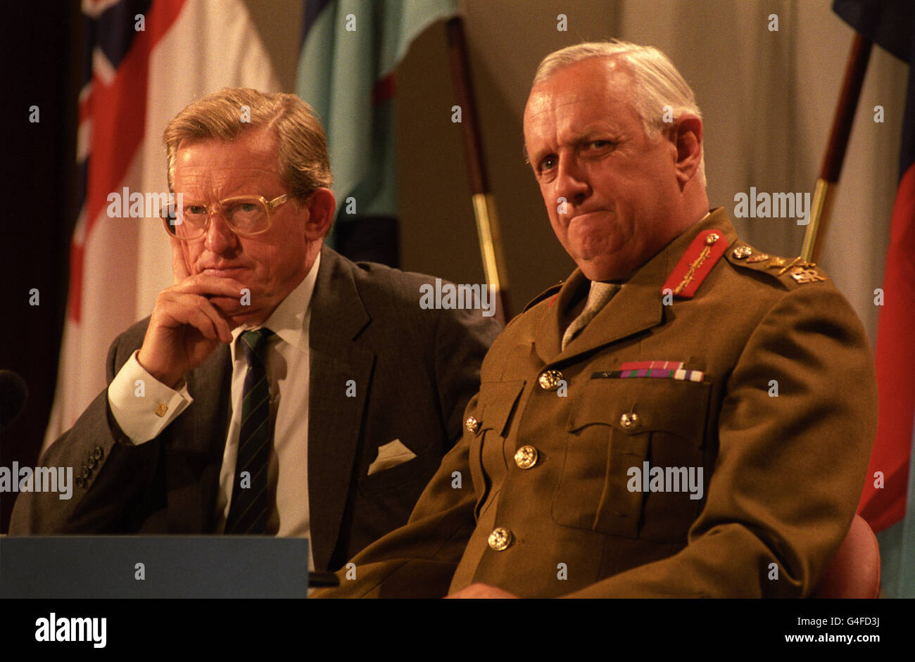 Tom King, Staatssekretär für Verteidigung (links) und General Sir John Chapple, Generalstabschef, während einer Pressekonferenz im Verteidigungsministerium. Stockfoto