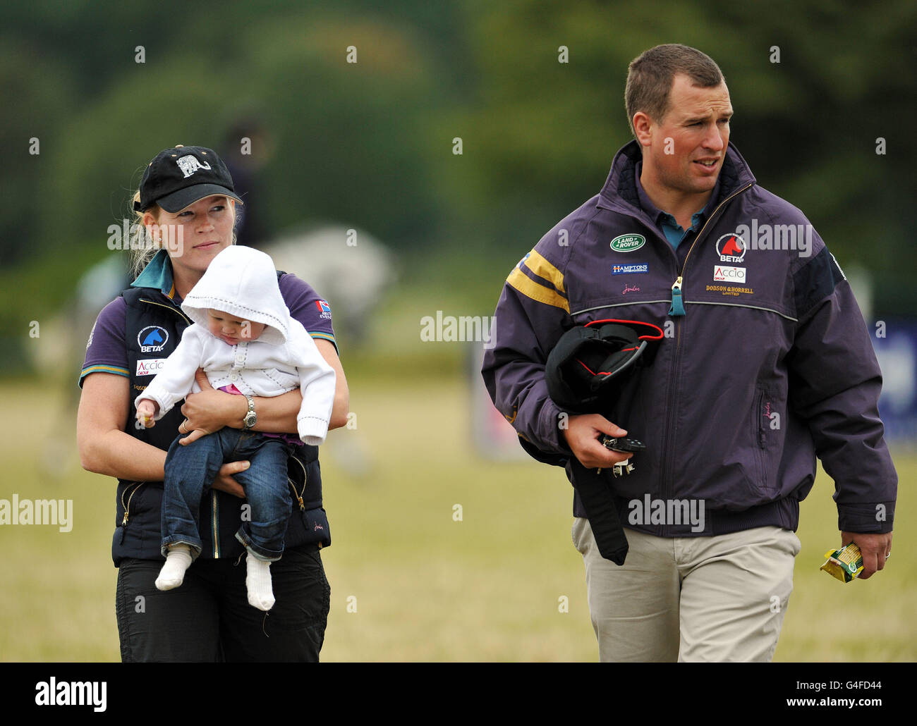 Peter und Autumn Phillips mit ihrer Tochter Savannah beim Gatcombe Park Festival of British Eventing. DRÜCKEN SIE VERBANDSFOTO. Bilddatum: Samstag, 6. August 2011. Bildnachweis sollte lauten: Tim Ireland/PA Wire Stockfoto