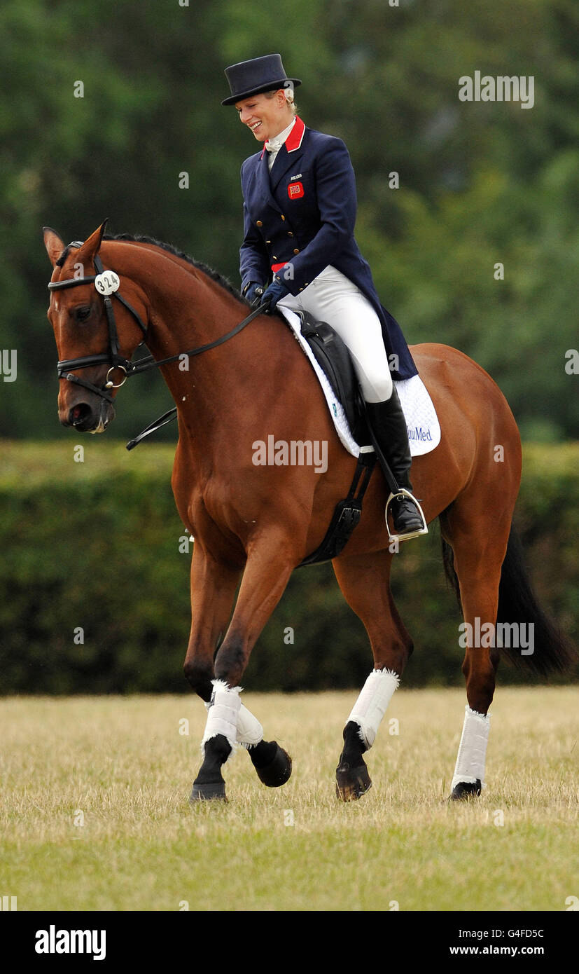 Zara Phillips erwärmt High Kingdom vor dem Wettbewerb in der Dressur beim Gatcombe Park Festival of British Eventing. DRÜCKEN Sie VERBANDSFOTO. Bilddatum: Samstag, 6. August 2011. Bildnachweis sollte lauten: Tim Ireland/PA Wire Stockfoto