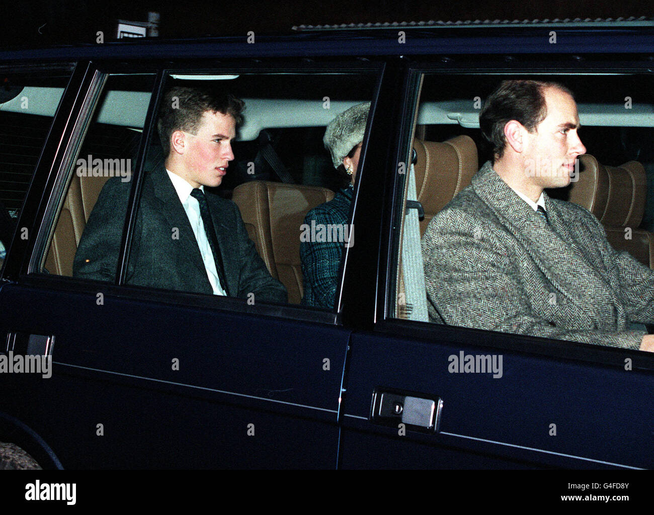 Prinz Edward treibt Peter Phillips, den Sohn der Königlichen Prinzessin, an der Hochzeit seiner Mutter mit Commander Tim Laurence in der Craithie-Kirche bei Balmoral teilzunehmen. Stockfoto