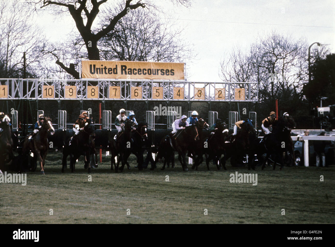 Pferderennen Sie - Kempton Rennen - Kempton Park Rennbahn Stockfoto