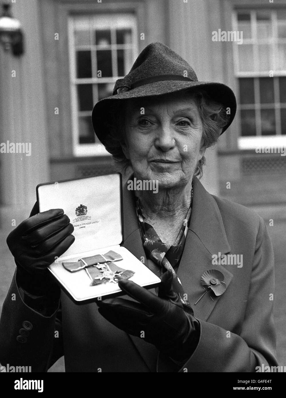 NUR SCHWARZWEISS-BILD. Bibliotheksdatei vom 10.11.87. Von Joan Hickson im Buckingham Palace, der eine OBE erhält. Die Schauspielerin, die Miss Marple in der BBC-Fernsehserie spielte, ist im Alter von 92 Jahren gestorben. Miss Hickson starb gestern (Samstag) in einem Krankenhaus in Colchester, Essex. PA-Foto. Siehe TOD Hickson. Stockfoto