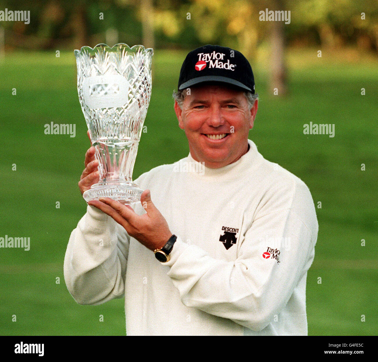 Mark O'Meara hält die Trophäe hoch, nachdem er heute (Sonntag) ein ganz tolles Comeback gegen Tiger Woods produziert hat, um den Cisco World Match Play-Titel bei Wentworth zu gewinnen. Vier unten nach 16 Löchern der Morgenrunde, O'Meara triumphierte mit einem 15-Fuß Birdie Putt aus dem letzten Grün, um die Krone auf die Masters und Open Meisterschaften, die er zuvor in der Saison angehoben hinzuzufügen. Foto von Tom Hevezi. Stockfoto