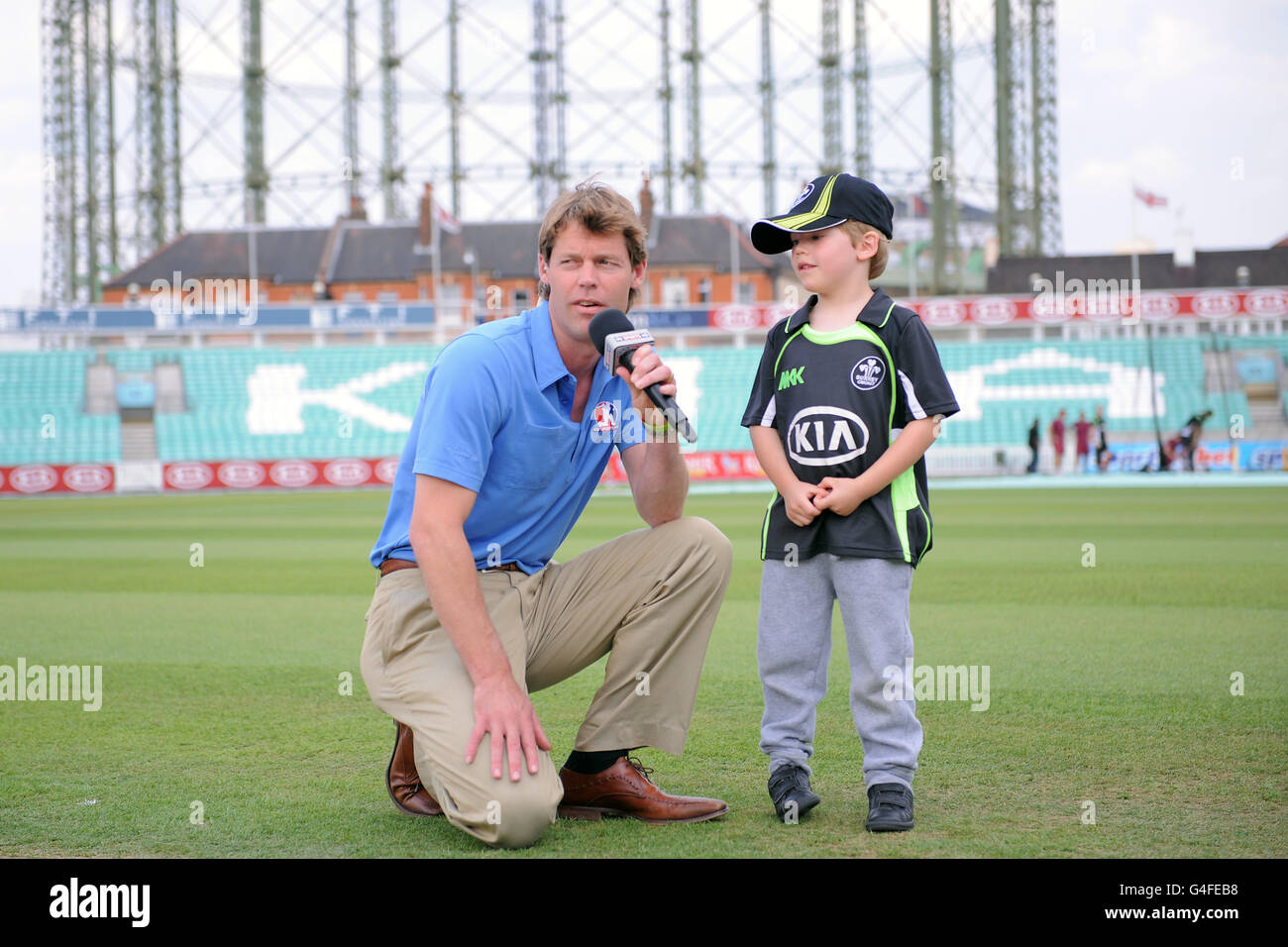 Cricket - Clydesdale Bank 40 - Gruppe B - Surrey / Northamptonshire - The Kia Oval. Nick Knight von Sky Sports mit dem Maskottchen des Spieltags Stockfoto