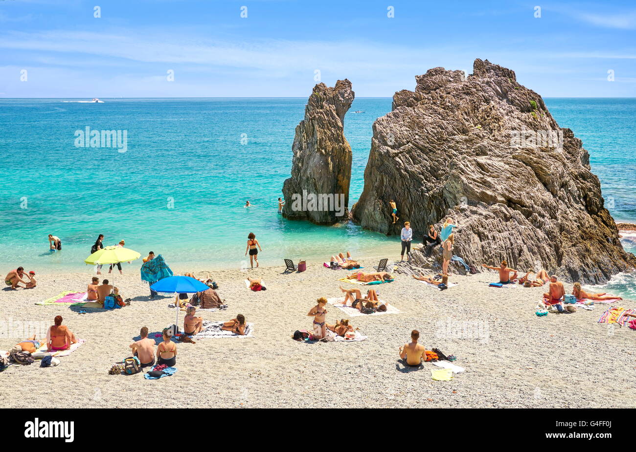 Touristen auf den Strand von Monterosso al Mare, Nationalpark Cinque Terre, Ligurien, Italien, UNESCO Stockfoto