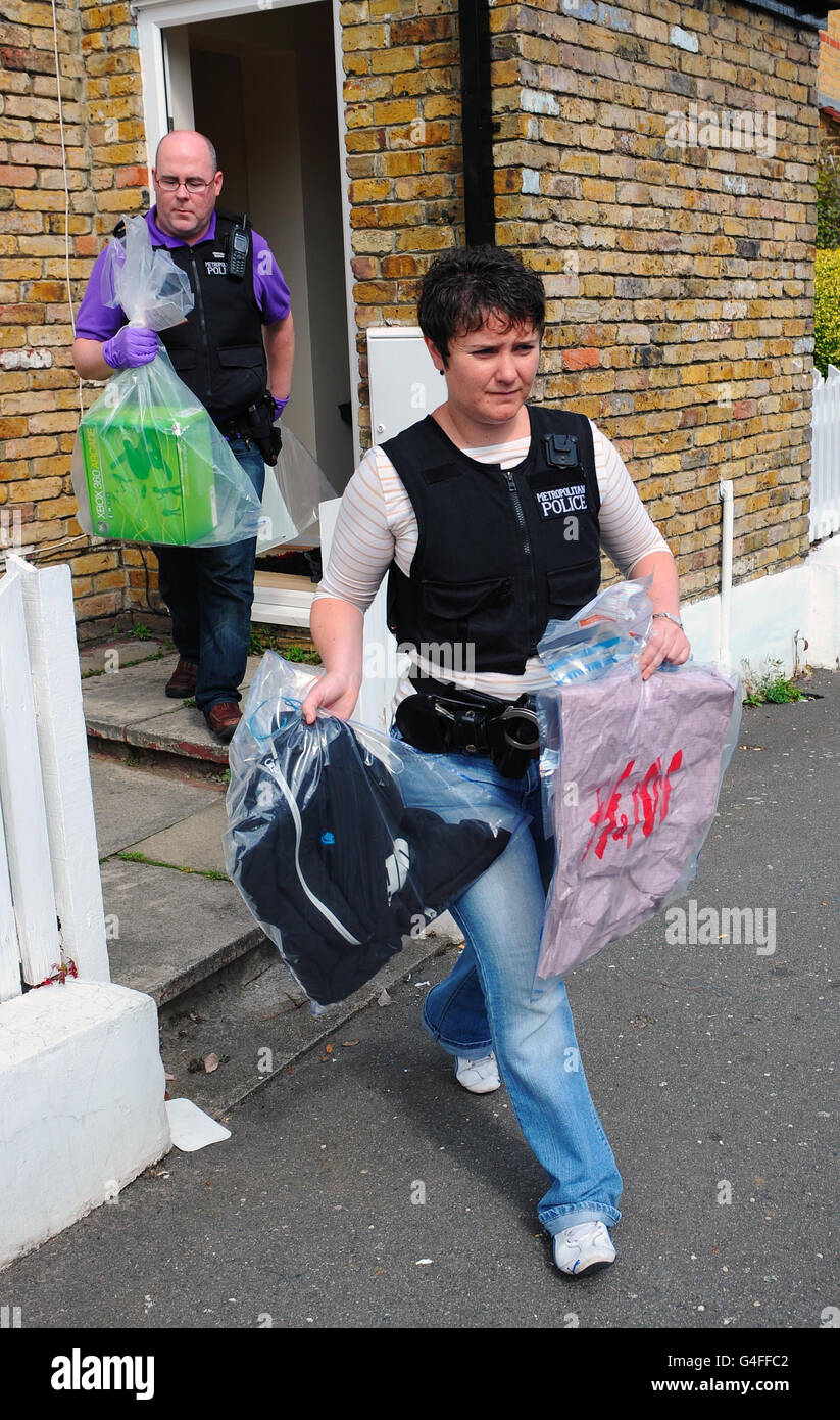 Gestohlene Güter, darunter eine H&M-Tasche, eine Xbox-Konsole und ein Pullover, den der Randalierer am Tag der Plünderung trägt, werden von Beamten aus einem Grundstück in Brixton genommen, da Metropolitan-Polizisten Adressen in South London im Zusammenhang mit den jüngsten Unruhen in London überfielen. Stockfoto