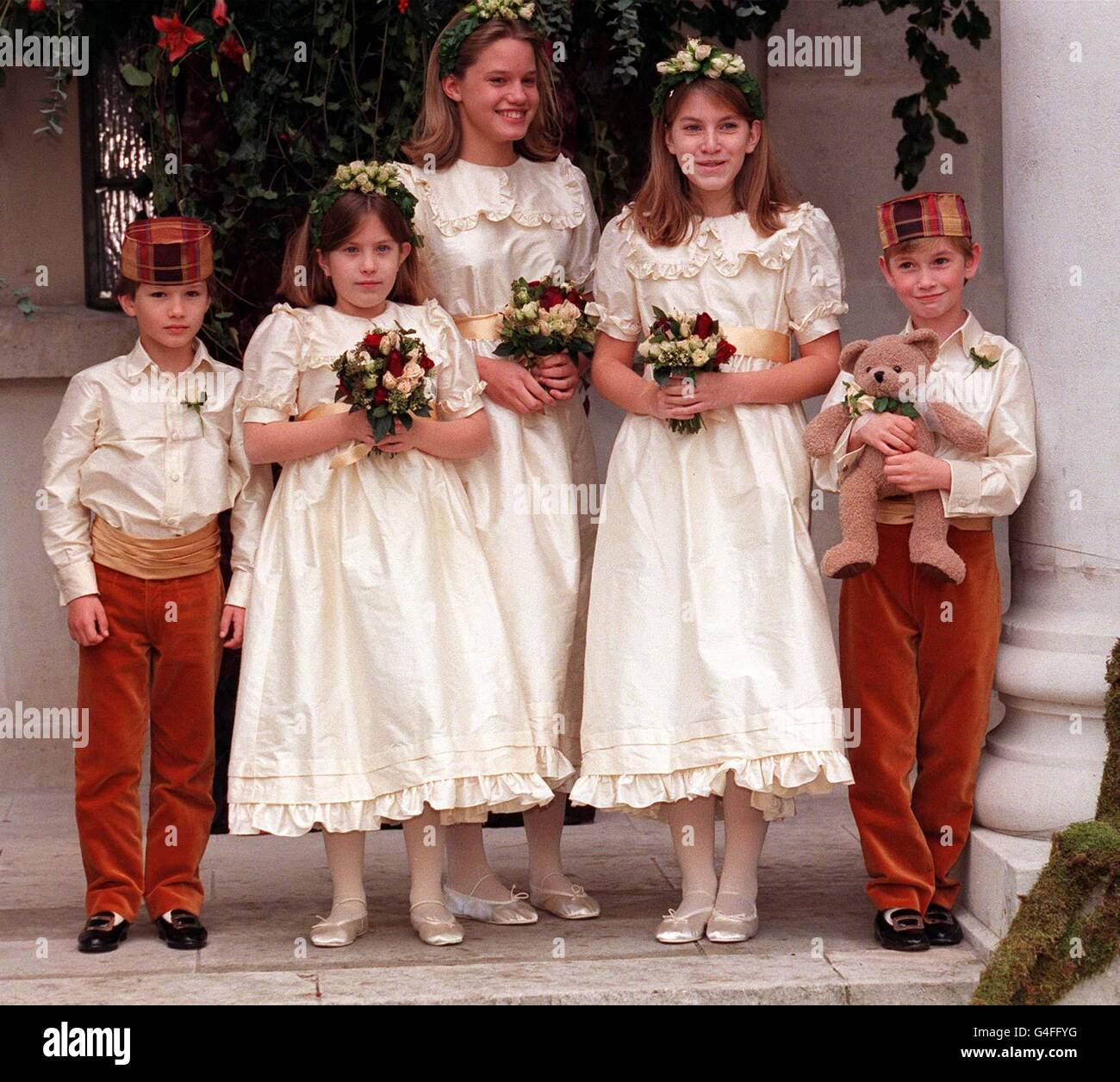 Brautjungfern und Page-Boys stehen heute (Donnerstag) in der liberalen jüdischen Synagoge in St. John's Wood im Norden Londons zur Hochzeit von Santa Palmer-Tomkinson und dem Schriftsteller Simon Sebag-Montefiore an. Foto von Peter Jordan. Siehe PA Story ROYAL Wedding. Stockfoto